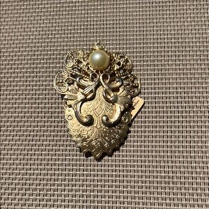 Jane Elegant Gold 90’s Brooch with Pearl Accent